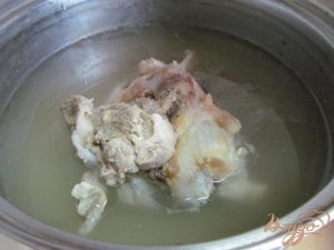 Суп на свиных костях с клецками из манки